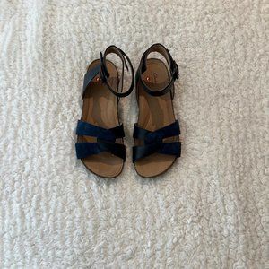 Clarks womens Un Perri Loop Flat Sandals